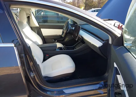 2018 Tesla Model 3 Long Range/Mid Range z USA, uszkodzony, nr VIN 5YJ3E1EA6JF155984